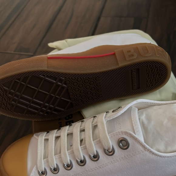 Sale New authentic Burberry sneakers - Picture 9 of 10